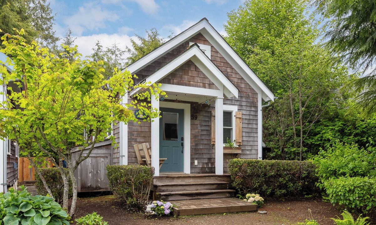 Seabrook Cabin | Seabrook 2 Bedroom cottage with hot tub, a wooded setting. Pet friendly and AC!