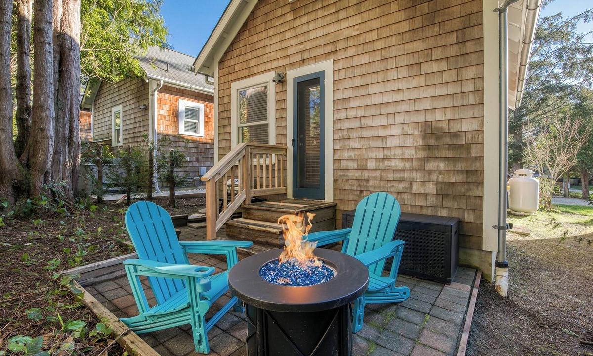 Seabrook Cabin | Seabrook Cabin - 10 min Walk to Town, PVT Forest Backyard, Dog Friendly