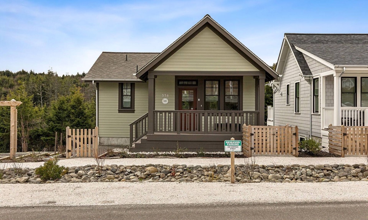 Seabrook House | Seabrook's Dragonfly Landing: Hot Tub & Dog Friendly!