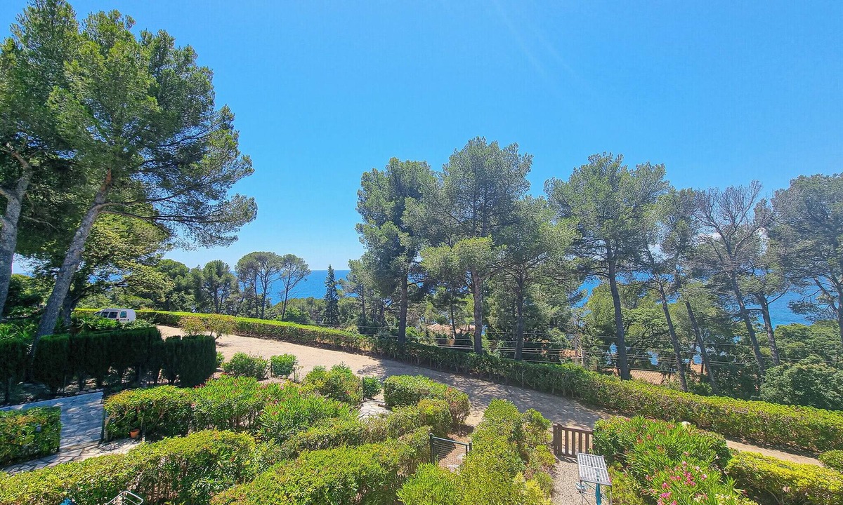 Le Dramont Condo | Seafront apartment 4 people - 2 Pools