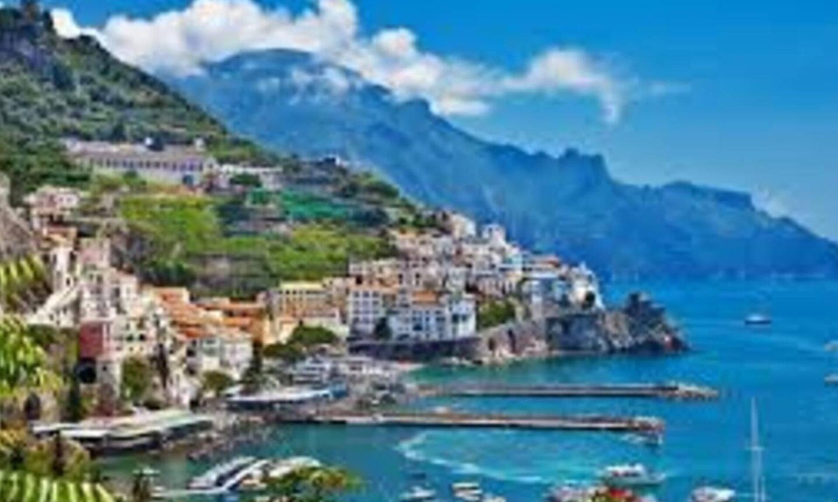 San Tommaso Tre Archi Apartment | Seafront Apartment for Rent 6 Sleeps Skyscraper