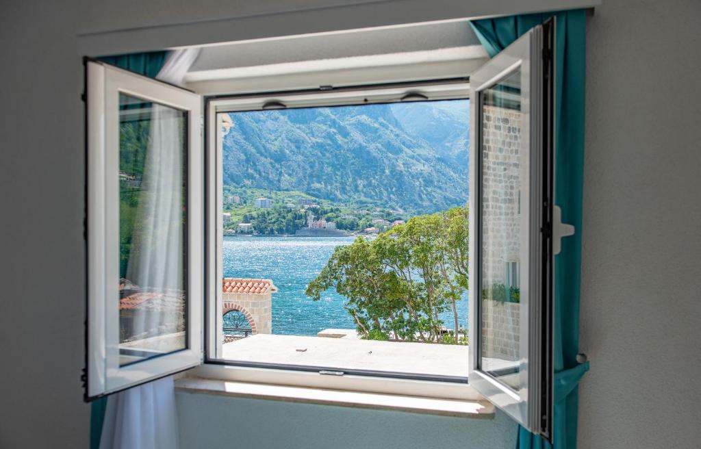 Kotor Apartment | Seafront apartment