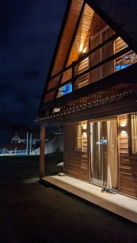 Praia da Armacao do Itapocoroi Ski Chalet | Seafront cabin in a private area
