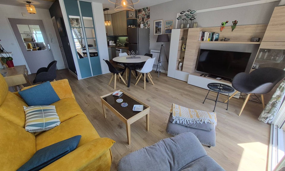 Saint-Brevin-les-Pins Apartment | Seafront Apartment with Balcony, Near Saint-Brevin-les-Pins Center