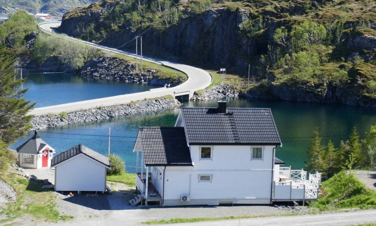 Flakstad House | Seafront Holiday Home close to Reine, Lofoten