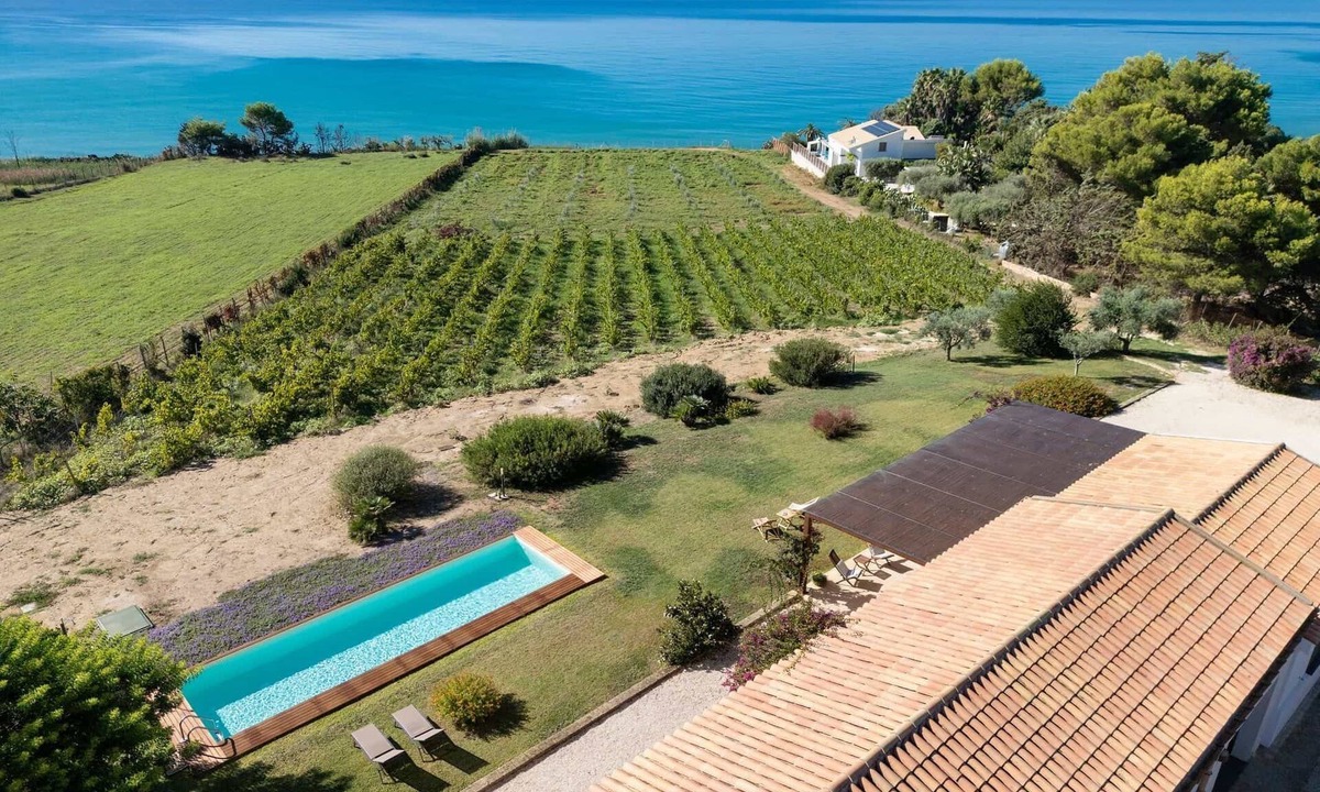 Marinella di Selinunte Villa | Seafront house between Menfi and Selinunte 3 bedrooms and 3 bathrooms