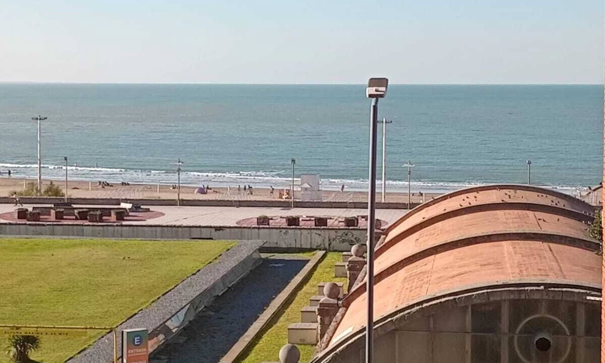 La Perla Apartment | Seafront on Boulevard Marítimo, steps from Bristol Beach, the TORREÓN and CASINO