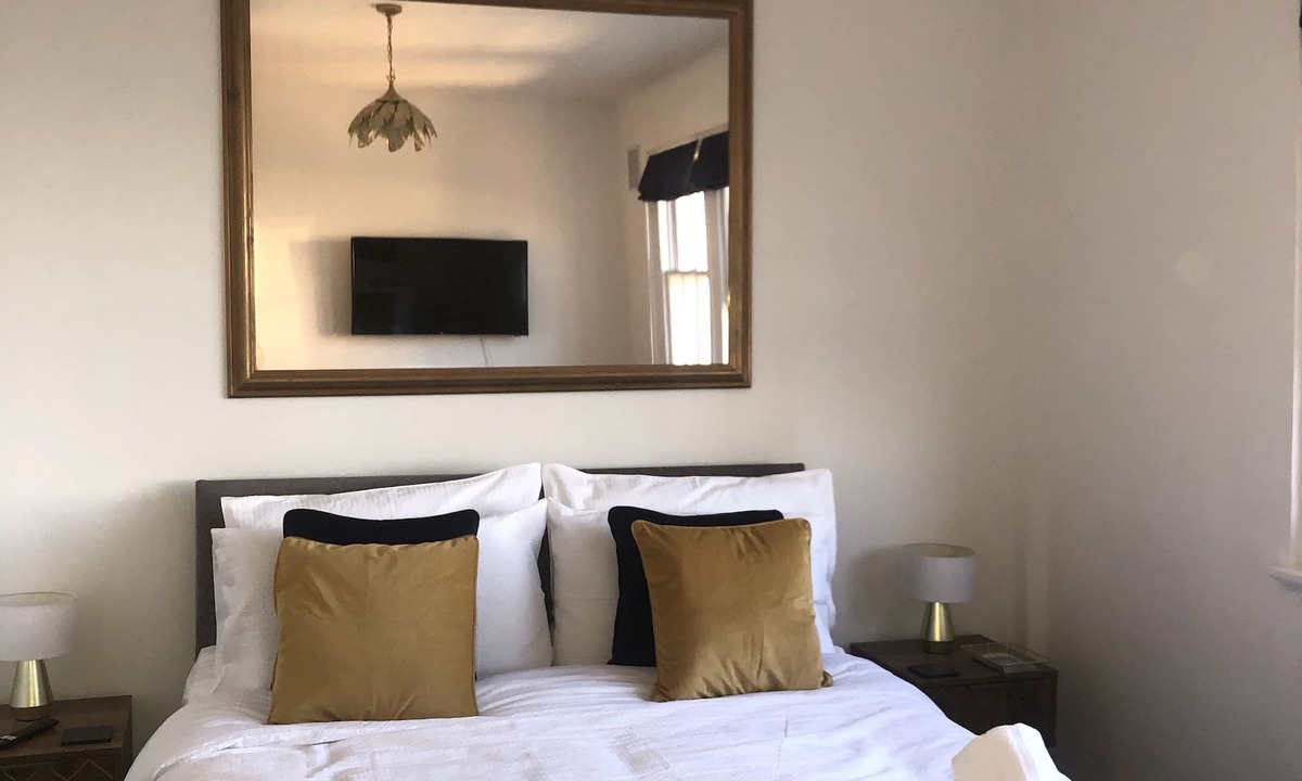 Brighton City Centre Apartment | ⭐️Seafront Sanctuary - art deco studio apartment with stunning city & sea views⭐️