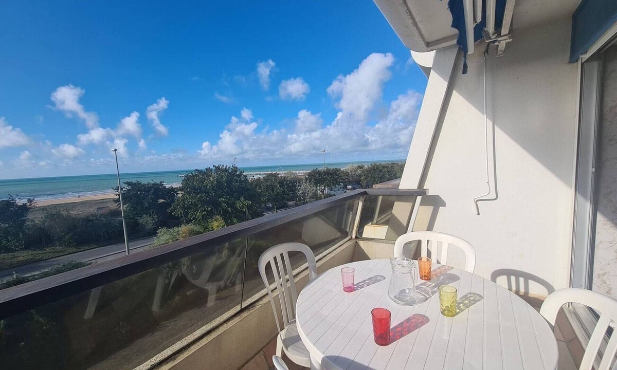 Saint-Jean-de-Monts Apartment | Seafront studio with parking and pets allowed