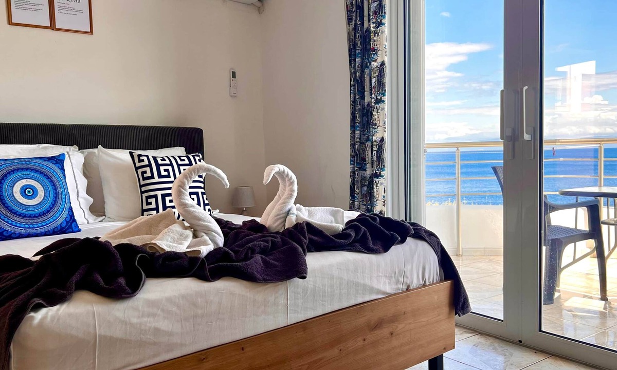 Avlakia Apartment | Seafront studio with terrace