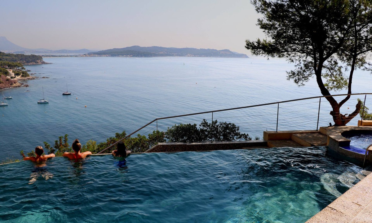 La Seyne-sur-Mer Villa | Seafront - Sumptuous, very quiet, swimming pool, hot tub, private sea access