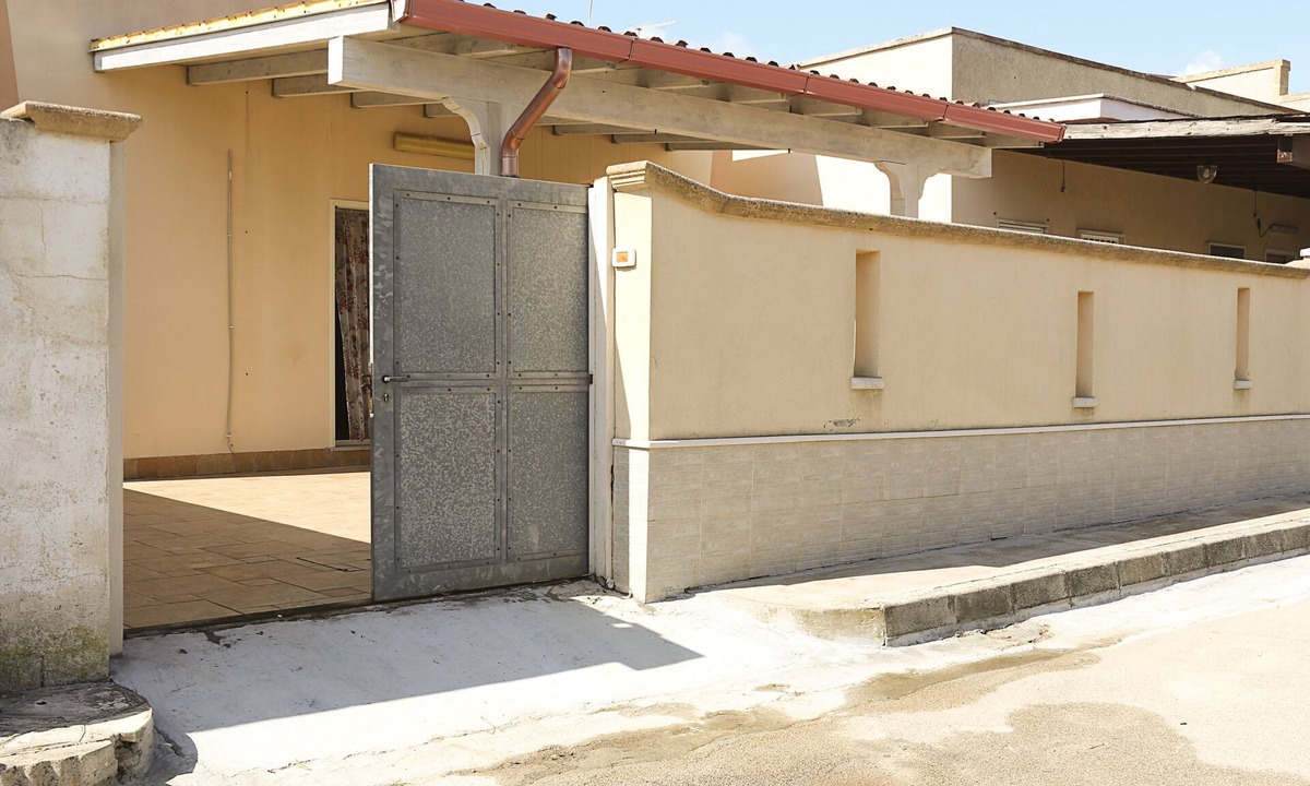 Punta Prosciutto Apartment | Seafront villa Rossella with veranda p car