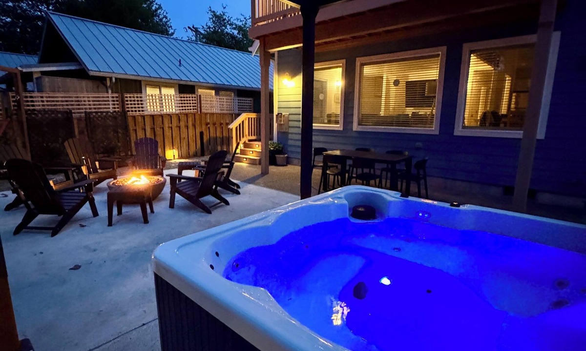 Pacific Beach Cottage | Seagulls Beach House: Hot Tub, Fire Pit & Steps to Beach