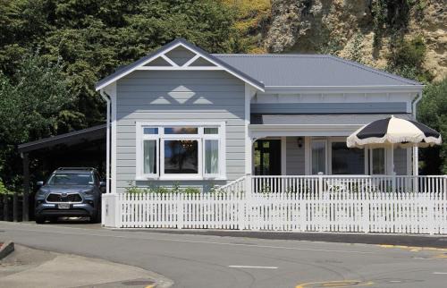 Ahuriri Villa | Seapoint Cottage, Luxury Accommodation