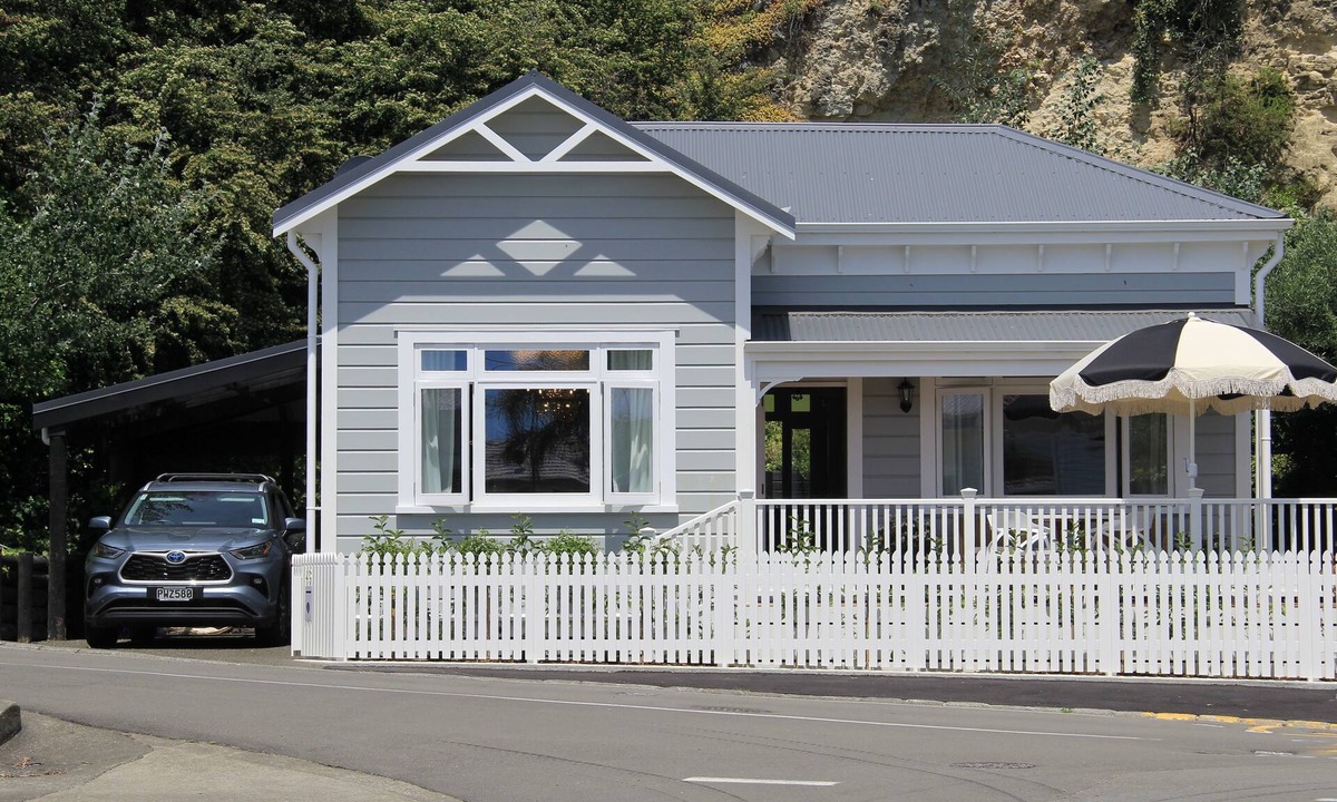 Bluff Hill Cottage | Seapoint Cottage, Luxury Accommodation