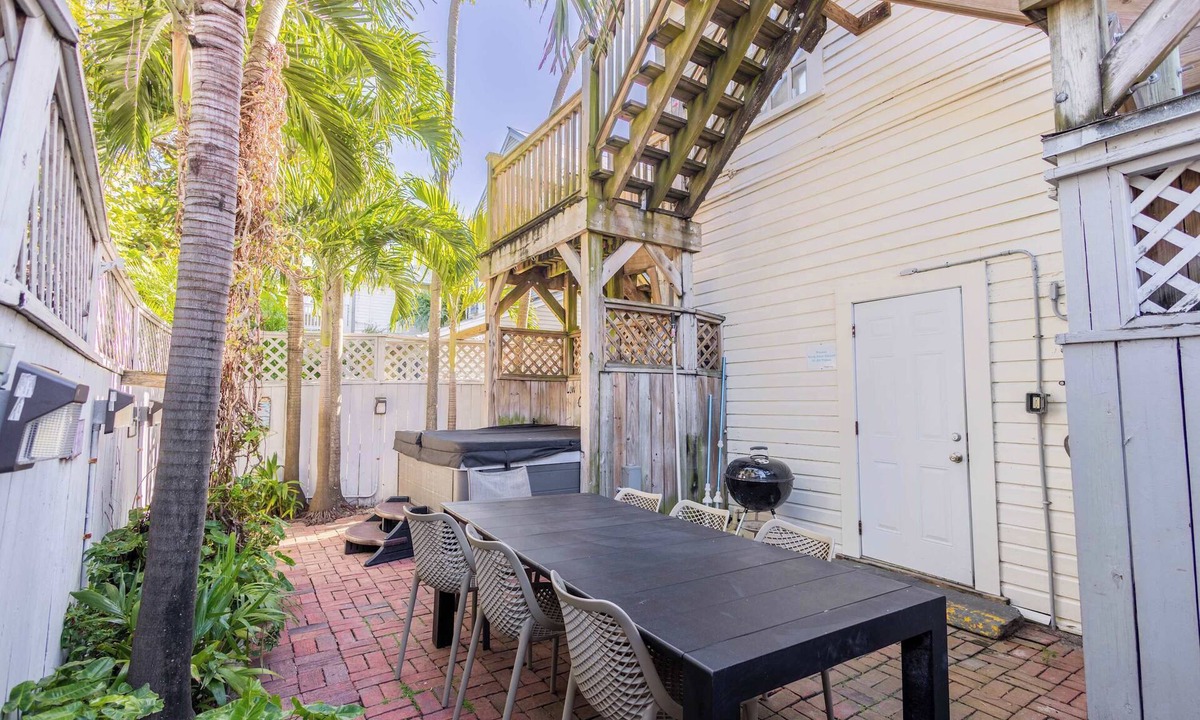 Historic Seaport Apartment | Seaport Suite - Steps from Duval Street