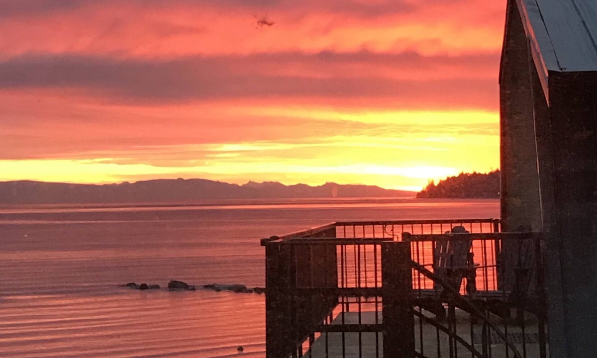 Regional District of Nanaimo House | Seaside bliss! 3-BR Beach House walk-on-waterfront. Ideal for family vacation.