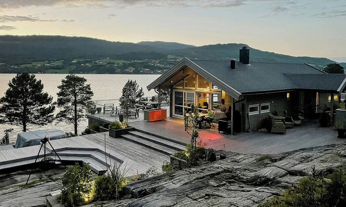 Eidsvag House | Seaside cabin with private pier in Eidsvåg