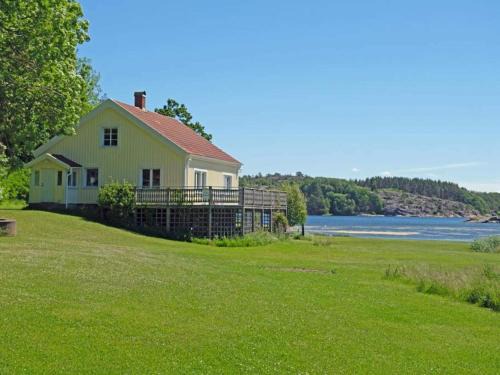 Stromstad House | Seaside Cottage with Balcony and Grill