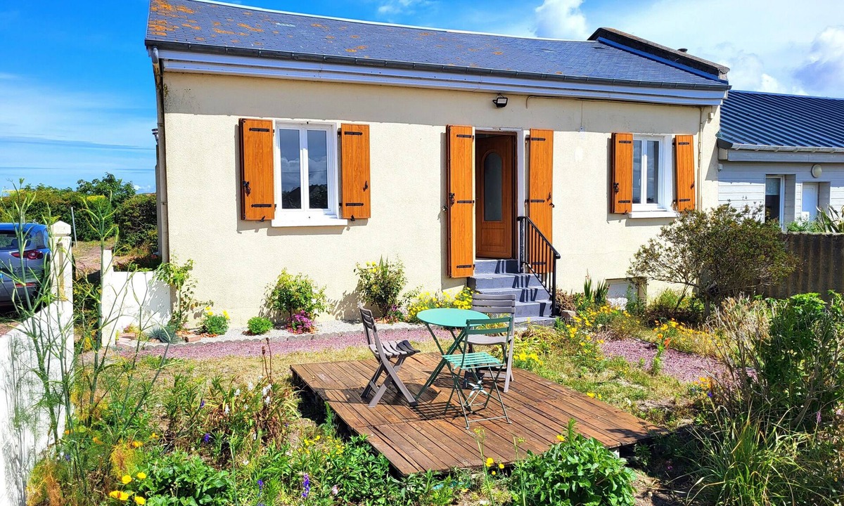 Creances House | Seaside, Les Fleurs Holiday Home with Shared Terrace, Private Garden and Wi-Fi