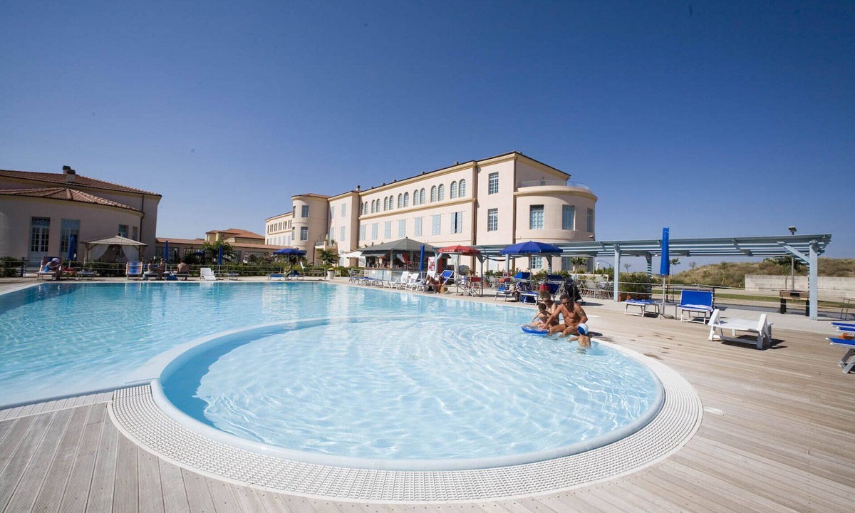 Calambrone Apartment | Seaside residence in Tuscany with swimming pool, within a natural park,