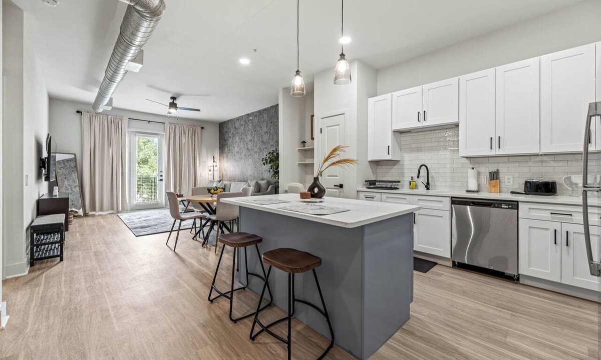 Dallas Design District Apartment | Seasonal Discount 1 BR , FREE Parking , Near AAC , Design District