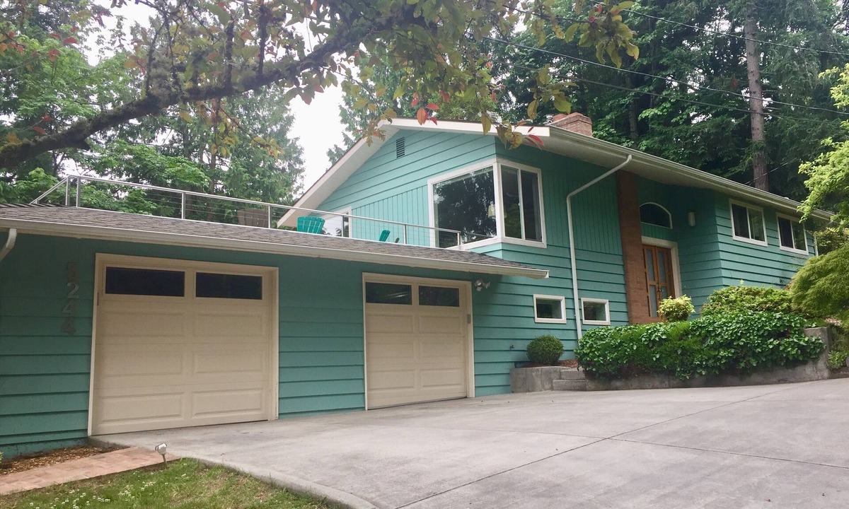 Lake Forest Park House | Seattle Area 3BR Retreat – Easy Transit Access & Large Patio W/View