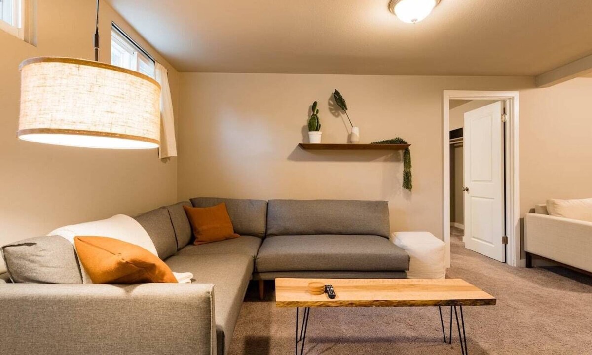 Highline House | Seattle Launchpad - Cozy and Modern 2 BR Guest Suite
