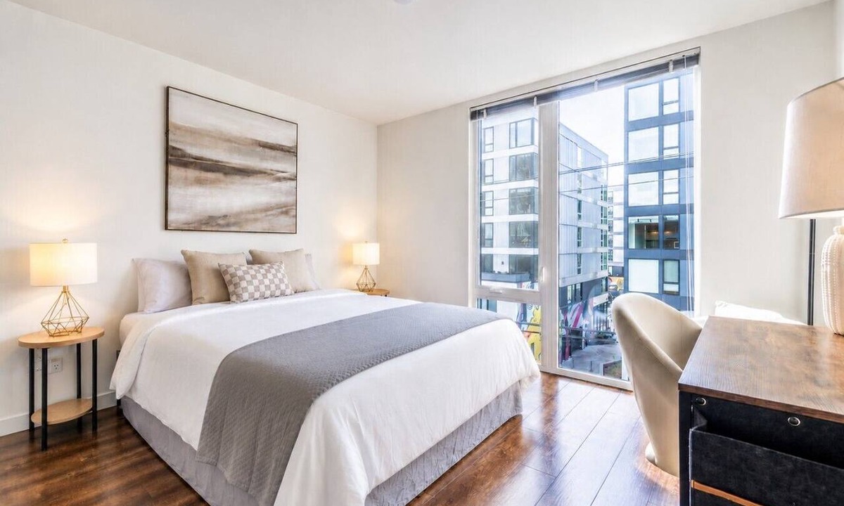 Mann Apartment | Seattle`s modern and stylish Penthouse Apartment- Wifi, Pet Friendly, Rooftop