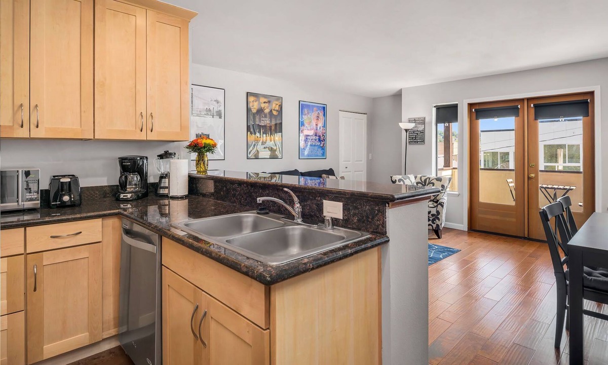 Mann Apartment | Seattle Vacation Home: Thomas Lodge "New York" - Bright & Comfy 2 Bed/2 Bath