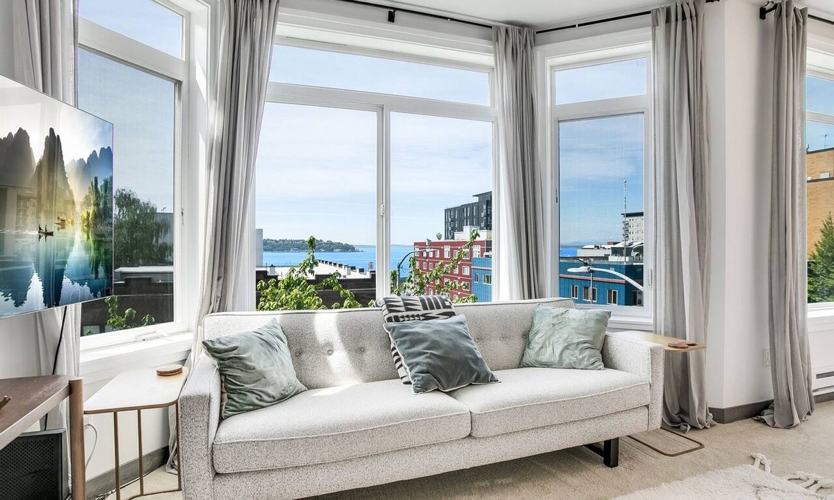 Belltown Condo | Seattle’s Downtown Gem- w/View, Free Parking, Gym & Pool - Sleeps 6