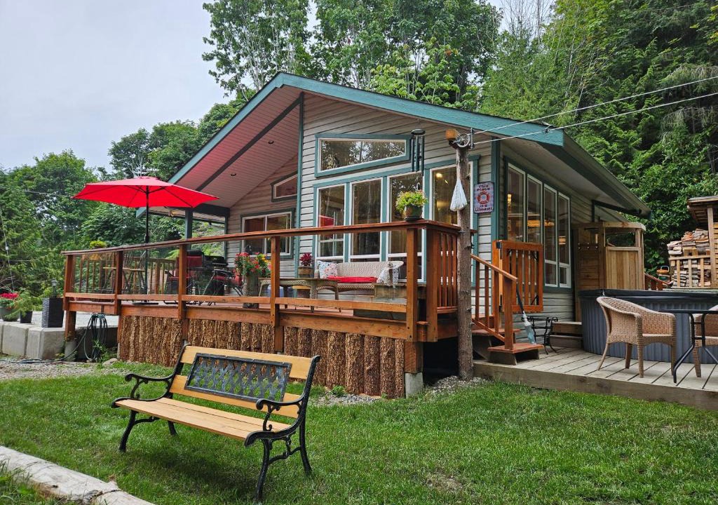 West Sechelt House | SeaView Getaway Luxury Cottage Rental, minutes from Wakefield Beach or downtown Sechelt