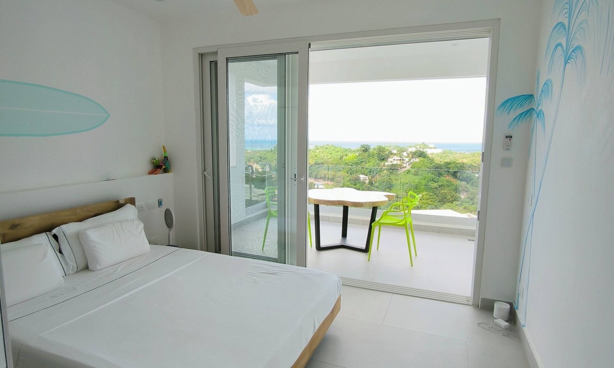 La Ceiba Villa | Seaview queen room with 2 shared bathrooms