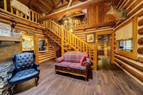 Mayfield House | Secluded 10-Acre Riverfront Lodge
