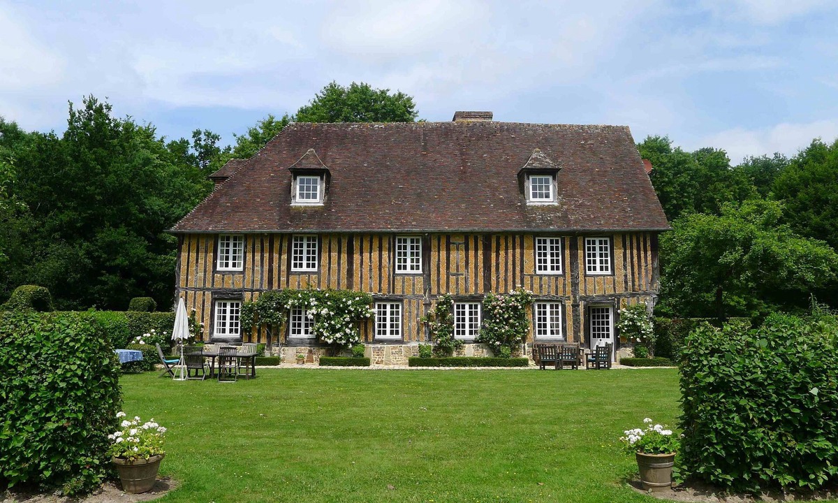 Les Jonquerets-de-Livet House | Secluded 15th Cent. Manor House with a large pool in a landscaped setting