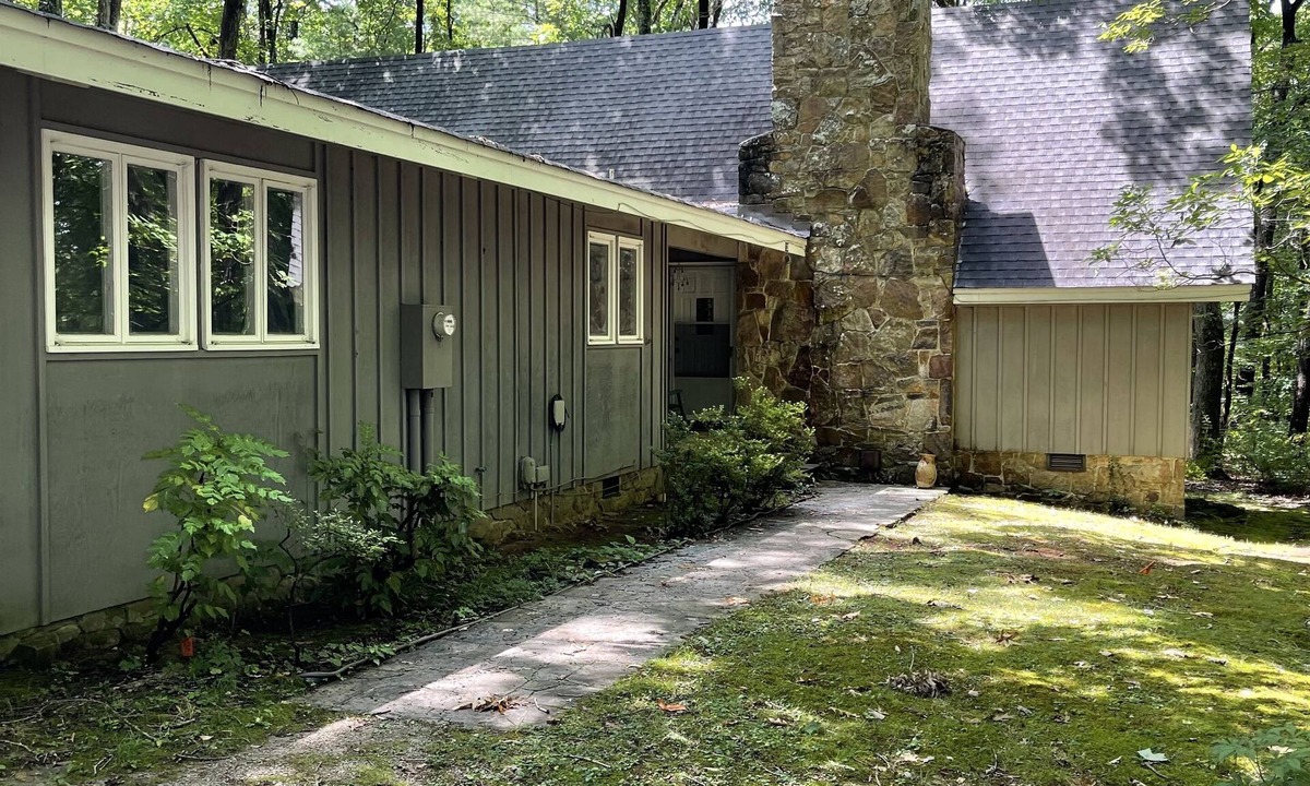 Saint Andrews House | Secluded 2 Bedroom Retreat w/great family room on Sewanee Campus
