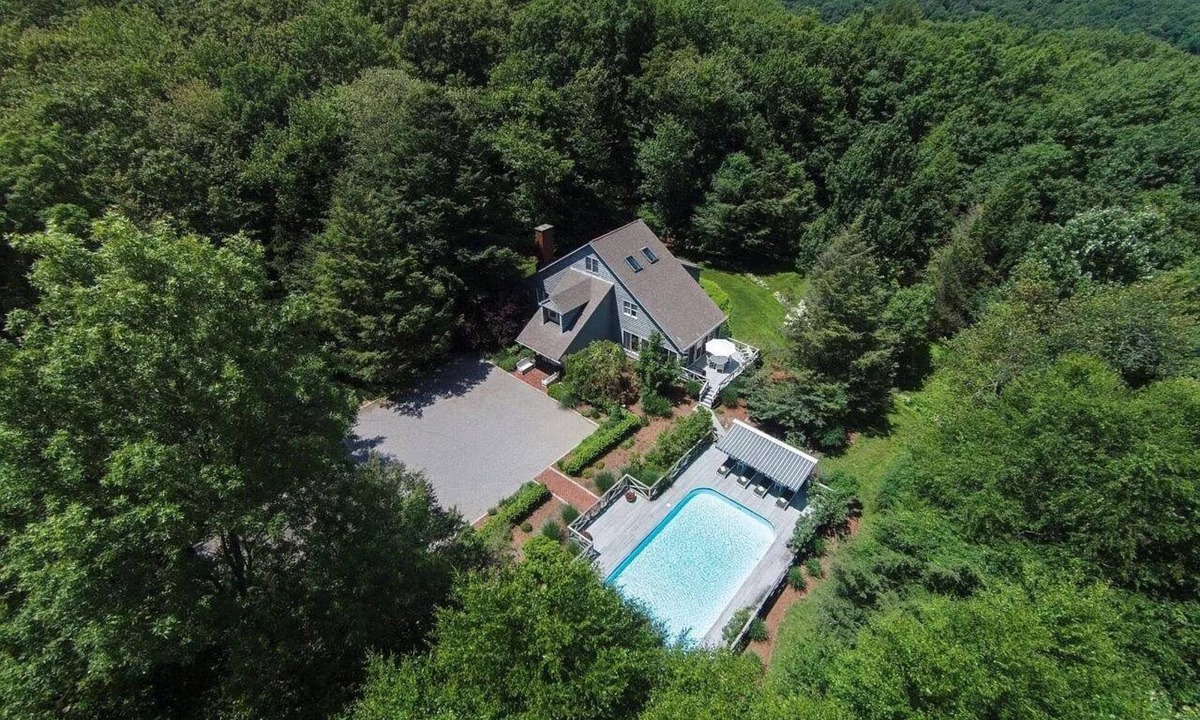 Mahopac House | Secluded 4 bedroom home with pool and hot tub on 9 acres