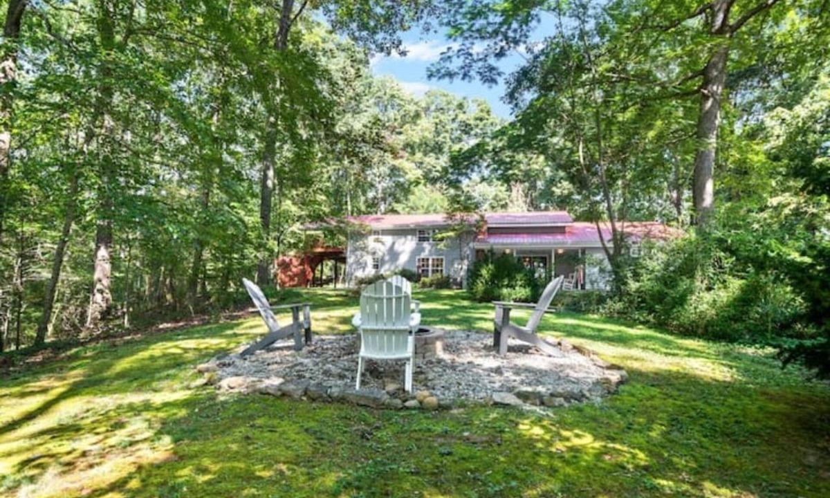 White Bluff House | Secluded 5-acre Woodland Hideaway Retreat; Family reunion Haven; Pet Friendly
