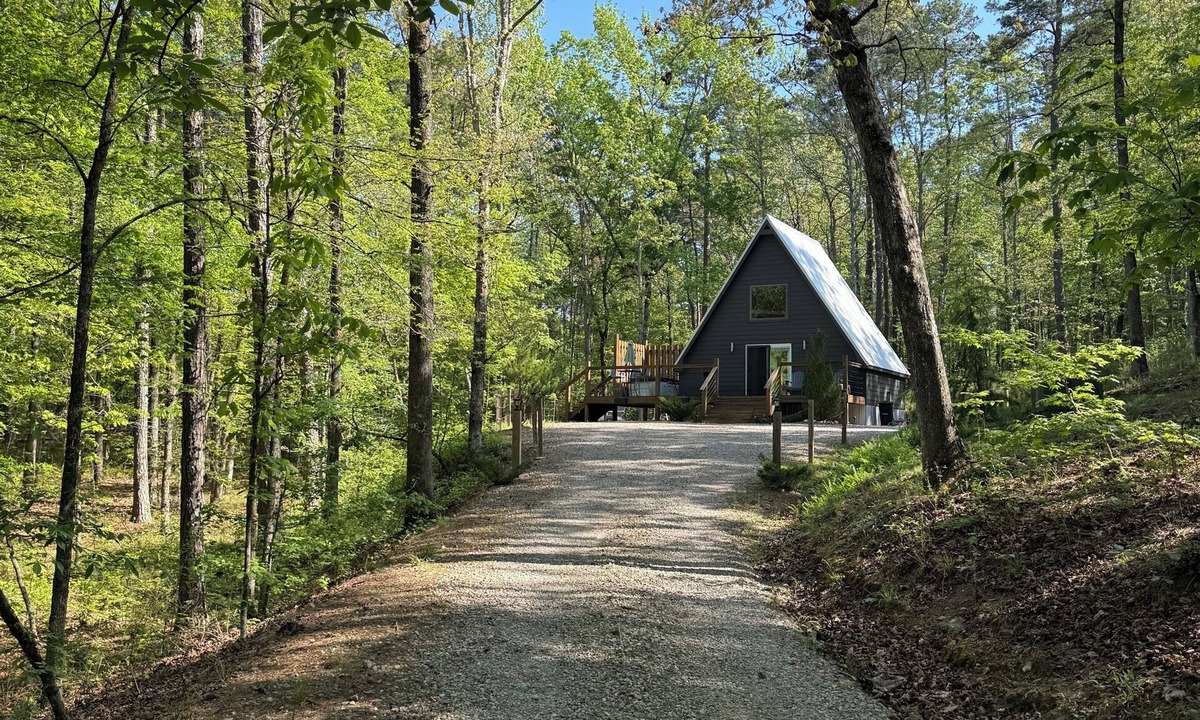 Royal Cabin | Secluded A-Frame w/hot tub-Near Pristine Lake Ouachita and Hot Springs