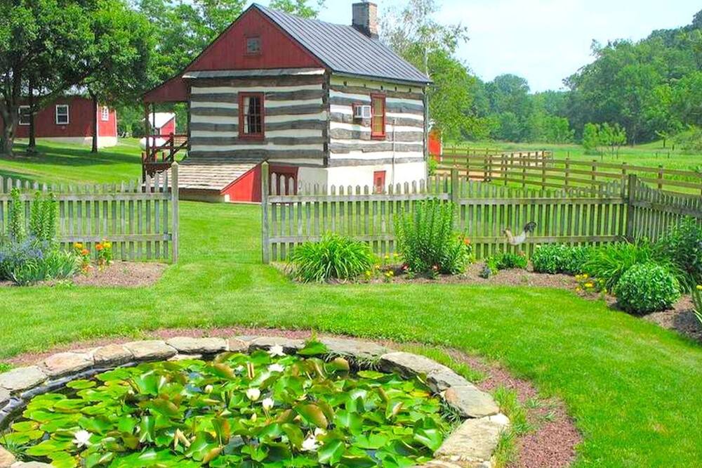 Robesonia Cabin | Secluded and Rustic Cabin with a Private Deck near Reading, Pennsylvania