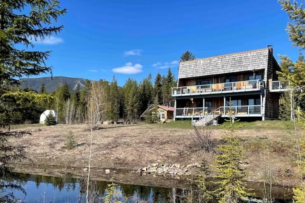 Polebridge Cabin | Secluded Cabin in Polebridge, Montana, with Fantastic Views of Glacier National Park - Dream Glamping Experience