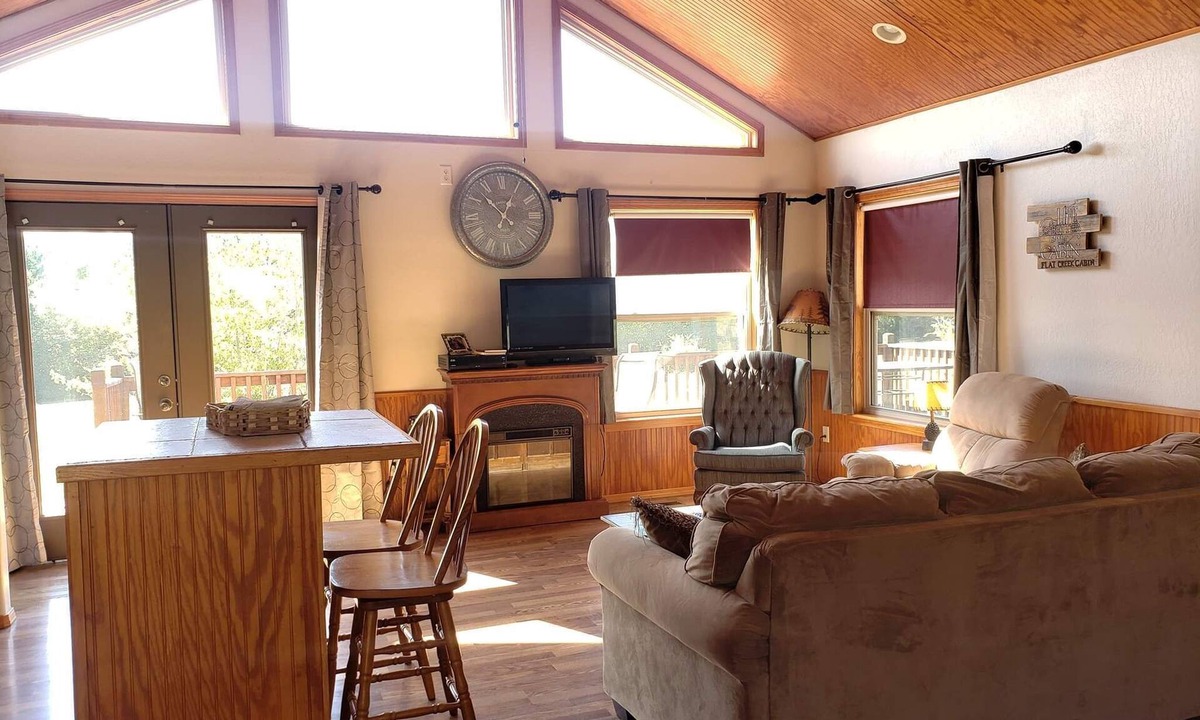 Hatton Cabin | Secluded cabin w/big wrap around deck minutes away from Cossatot River
