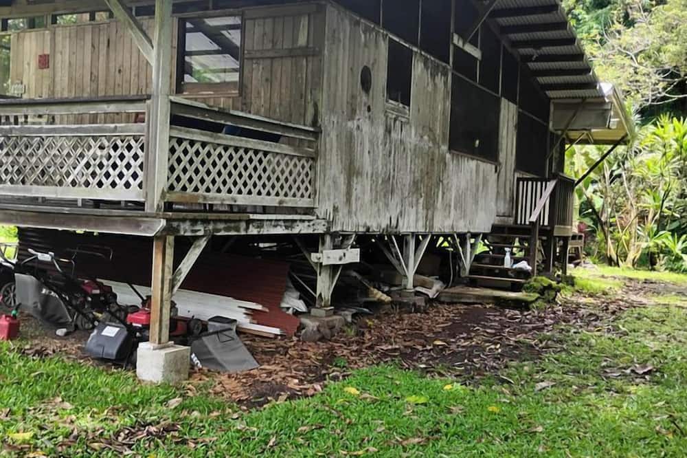 Kapoho House | Secluded Cabin with Private Deck Overlooking Organic Garden in Pahoa, Hawaii