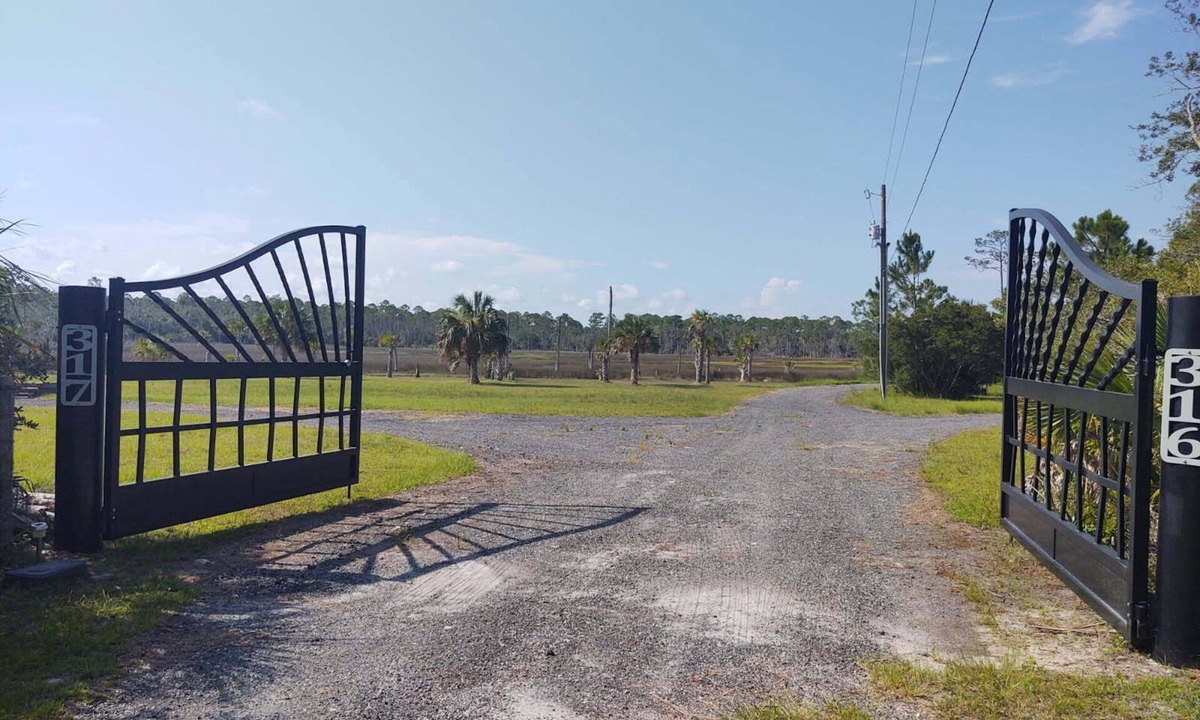 Steinhatchee RV Rental | Secluded campsite with plenty of parking perfect for outdoor fun in Steinhatchee