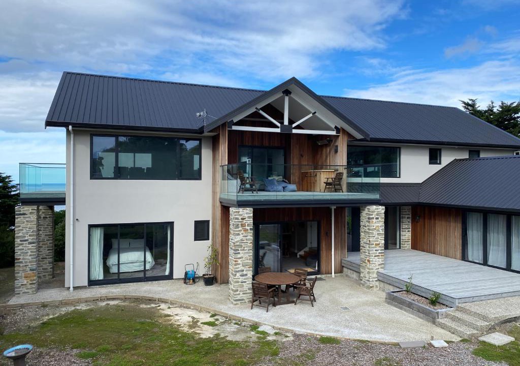 St. Clair Apartment | Secluded coastal comfort