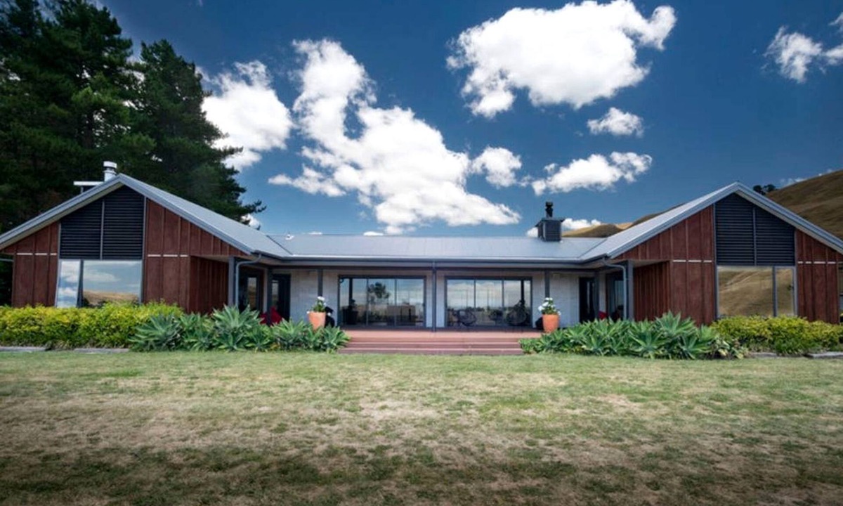 Poukawa Cabin | Secluded Country Cabin with a Shared Pool near Hastings, North Island