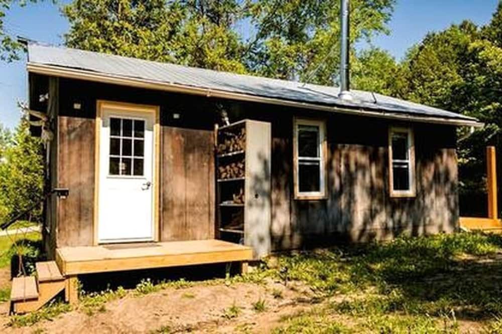 Blackstock Cabin | Secluded Forest Cabin with Screened Porch and Amazing Hiking Trails in Ontario