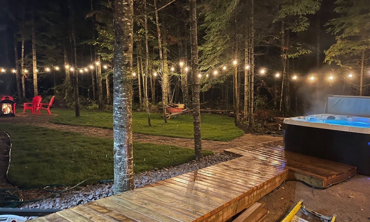 Lac du Bonnet Cottage | Secluded Forest Themed Cottage with Hot Tub,3 bed 2 bath with loft sitting area
