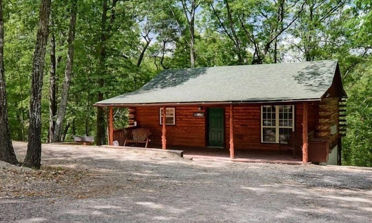 Sylvan Shores Cabin | Secluded Forest Cabin! WIfi Jacuzzi fireplace