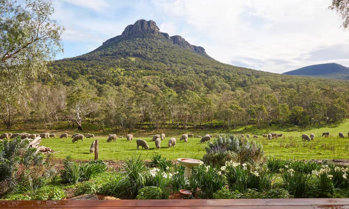 Dunkeld Cottage | Secluded Grampians Cottage with Mountain Views & Wildlife
